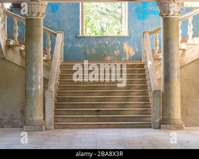 Sanatoriums soviétiques abandonnés de Tskaltubo, Géorgie. Les restes en décomposition d'une ville thermale soviétique autrefois luxueuse. Banque D'Images