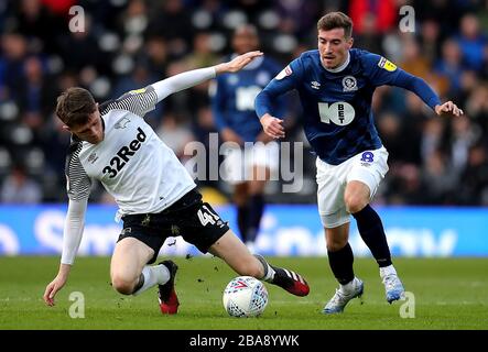 Max Bird (à gauche) du comté de Derby et Joe Rothwell, bataille de Blackburn Rovers pour le ballon Banque D'Images