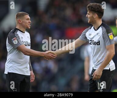 Martyn Waghorn (à gauche) du comté de Derby et Chris Martin se serrent les mains avant de prendre un coup de pied libre Banque D'Images