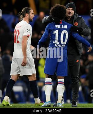 Directeur de Chelsea, Frank Lampard félicite Willian de Chelsea à temps plein - Chelsea / Lille OSC, UEFA Champions League - Groupe H, Stamford Bridge, Londres, Royaume-Uni - 10 décembre 2019 usage éditorial seulement Banque D'Images