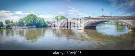 Panorama du pont Kew dans l'ouest de Londres, pont classé de grade II au-dessus de la Tamise Banque D'Images
