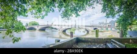Panorama du pont Kew dans l'ouest de Londres, pont classé de grade II au-dessus de la Tamise Banque D'Images