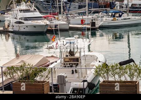 Photo de yachts et bateaux privés dans un port croate , mer adriatique Banque D'Images