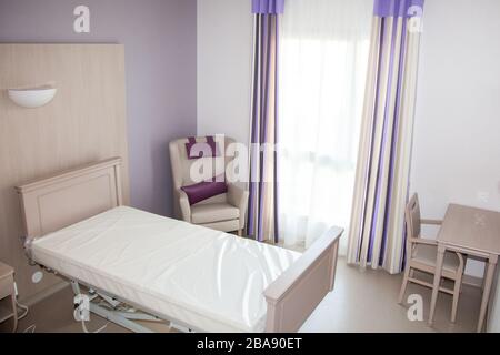 Chambre d'hôpital blanche et lumineuse dans la maison vide de l'hôpital retraite Banque D'Images