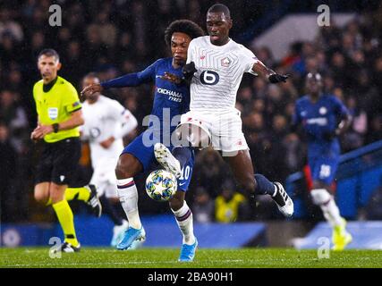 Boubacary Soumare de Lille et Willian de Chelsea en action - Chelsea / Lille OSC, UEFA Champions League - Groupe H, Stamford Bridge, Londres, Royaume-Uni - 10 décembre 2019 usage éditorial seulement Banque D'Images