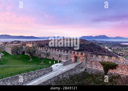 Coucher de soleil sur les murs crénelés de la Rocca (Forteresse) di Lonato. Lonato del Garda, province de Brescia, Lombardie, Italie, Europe. Banque D'Images