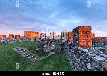 Coucher de soleil sur les murs crénelés de la Rocca (Forteresse) di Lonato. Lonato del Garda, province de Brescia, Lombardie, Italie, Europe. Banque D'Images