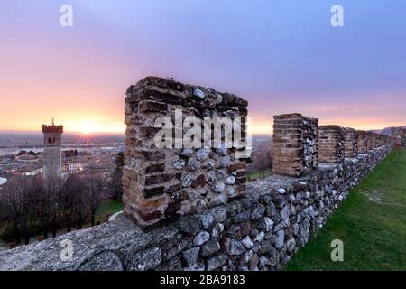 Coucher de soleil sur les murs crénelés de la Rocca (Forteresse) di Lonato. Lonato del Garda, province de Brescia, Lombardie, Italie, Europe. Banque D'Images