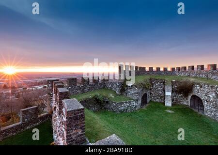 Coucher de soleil sur les murs crénelés de la Rocca (Forteresse) di Lonato. Lonato del Garda, province de Brescia, Lombardie, Italie, Europe. Banque D'Images