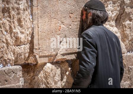 Priant l'homme sur le mur ouest de Jérusalem Banque D'Images