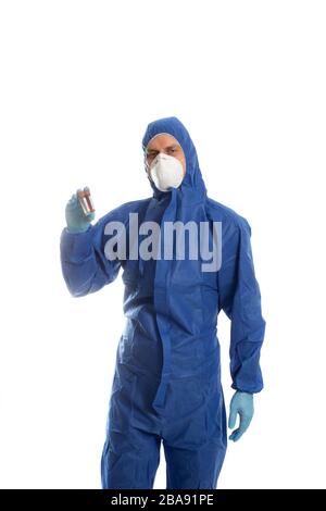 Homme dans des vêtements de protection avec deux bouteilles d'échantillon. Test de coronavirus. Banque D'Images