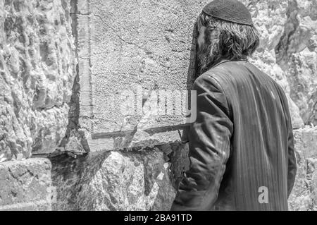 Priant l'homme sur le mur ouest de Jérusalem Banque D'Images