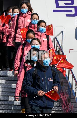 Ourumqi, région autonome du Xinjiang en Chine. 26 mars 2020. Les membres de l'équipe médicale débarquent d'un avion après leur arrivée à l'aéroport international de Diwopu à Ourumqi, dans la région autonome du Xinjiang Uygur, au nord-ouest de la Chine, le 26 mars 2020. Au total, 142 travailleurs médicaux sont retournés jeudi au Xinjiang après avoir aidé la lutte contre le COVID-19 dans la province de Hubei en Chine centrale. Crédit: Wang Fei/Xinhua/Alay Live News Banque D'Images