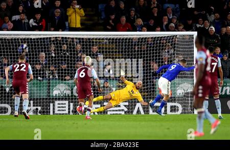 Jamie Vardy (centre-droit) de Leicester City obtient le deuxième but du jeu de son côté à partir de l'endroit de pénalité Banque D'Images