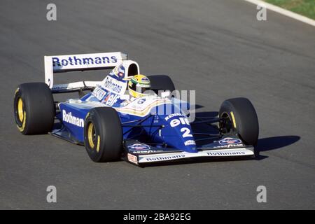 firo: Formule 1, saison 1994 Sport, Motorsport, Formule 1, archive, archive images Team Williams Renault Ayrton Senna, est allé à Williams comme le champion du monde de Formule 1 à trois reprises pour la saison 1994, dans les deux premières courses il a eu un défaut technique et un accident. Ayrton Senna était sous pression dans sa troisième course. Le héros national brésilien est mort dans la troisième course à Isola. Il est le dernier conducteur de Formule 1 décédé dans un accident sur le circuit. Il est considéré comme le meilleur pilote de Formule 1 de l'histoire. Ayrton Senna, dans la voiture | utilisation dans le monde entier Banque D'Images