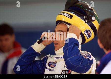 firo: Formule 1, saison 1994 Sport, Motorsport, Formule 1, archive, archive images Team Williams Renault Ayrton Senna, est allé à Williams comme le champion du monde de Formule 1 à trois reprises pour la saison 1994, dans les deux premières courses il a eu un défaut technique et un accident. Ayrton Senna était sous pression dans sa troisième course. Le héros national brésilien est mort dans la troisième course à Isola. Il est le dernier conducteur de Formule 1 décédé dans un accident sur le circuit. Il est considéré comme le meilleur pilote de Formule 1 de l'histoire. Ayrton Senna, demi figure, geste, déception, déçu, prend le casque | Banque D'Images