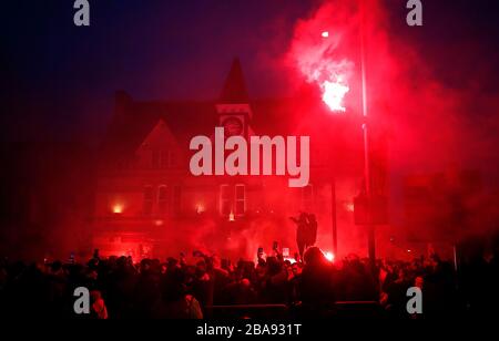 Les fans se détournent devant le match de 16 secondes de l'UEFA Champions League à Anfield, Liverpool. Banque D'Images