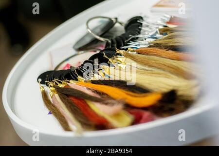 Gros plan et de la palette de couleurs de base de cheveux, tableau d'échantillons de cheveux, utilisé pour choisir une couleur pour les extensions de cheveux ou pour les centres de beauté. Faible profondeur de champ. Banque D'Images