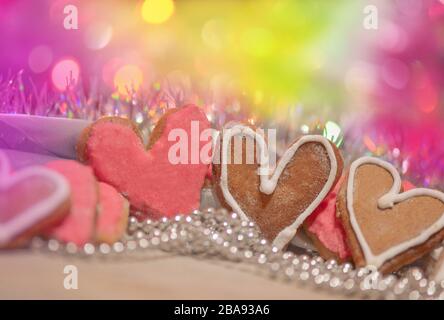Biscuits de Saint-Valentin en forme de coeur. Cookies au cœur rose sur fond rouge. Biscuits colorés de Saint-Valentin en forme de coeur Banque D'Images
