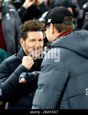 Diego Simeone (à gauche) et Jurgen Klopp (à gauche), responsable de l'Atletico Madrid, se saluent avant le match Banque D'Images