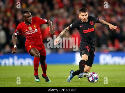 Le Sadio Mane de Liverpool (à gauche) et l'Ange Correa d'Atletico Madrid se battent pour le ballon Banque D'Images