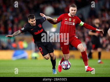 L'Ange Correa d'Atletico Madrid (à gauche) et la bataille de Liverpool Jordan Henderson pour le ballon Banque D'Images