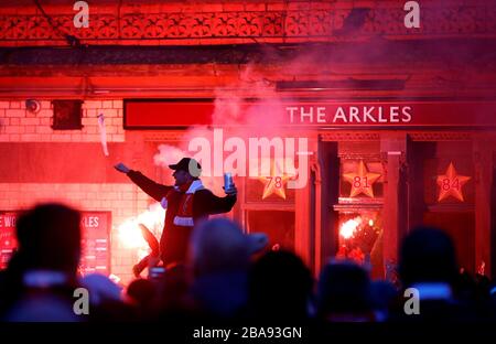 Les fans se détournent devant le match Banque D'Images