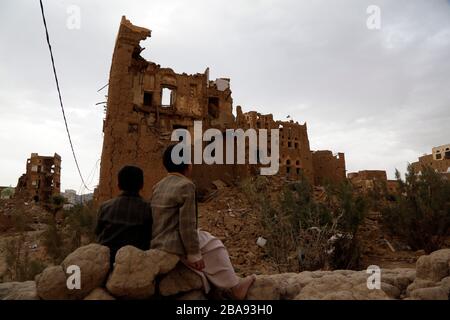 Saada, Yémen. 19 mars 2020. Les enfants regardent les maisons détruites par des frappes aériennes pendant la guerre en cours dans la province de Saada, au Yémen, le 19 mars 2020. POUR ALLER AVEC "Feature: La guerre du Yémen entre dans la 6ème année sans fin en vue" crédit: Mohammed Mohammed Mohammed/Xinhua/Alay Live News Banque D'Images