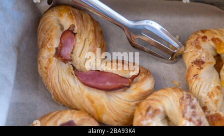 Gros plan isolé de pâtisseries et de jambon frais délicieux Banque D'Images