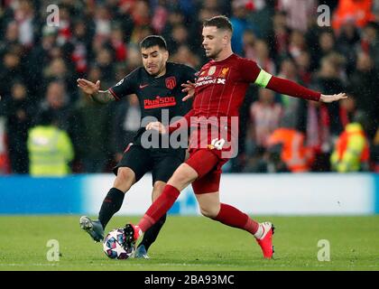 L'Ange Correa d'Atletico Madrid (à gauche) et la bataille de Liverpool Jordan Henderson pour le ballon Banque D'Images