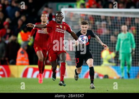 Le Sadio Mane de Liverpool (à gauche) et la bataille Kieran Trippier d'Atletico Madrid pour le ballon Banque D'Images