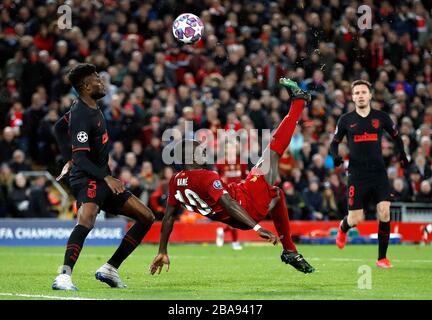 Le Sadio Mane de Liverpool tente un coup de vélo Banque D'Images