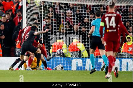 Roberto Firmino (à gauche) de Liverpool obtient son deuxième but Banque D'Images