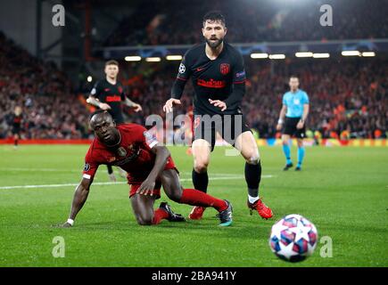 Le Sadio Mane de Liverpool (à gauche) et la bataille d'Augusto Felipe d'Atletico Madrid pour le ballon Banque D'Images