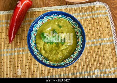 Soupe de dhal aux épinards épicés, soupe de lentilles indiennes. Banque D'Images