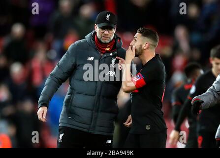 Le responsable de Liverpool, Jurgen Klopp, parle avec Jorge Koke de l'Atletico Madrid après le coup d'alerte final Banque D'Images