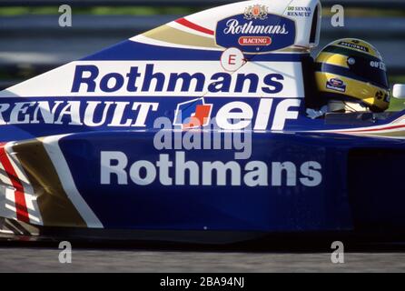 firo: Formule 1, saison 1994 Sport, Motorsport, Formule 1, archive, archive images Team Williams Renault Ayrton Senna, est allé à Williams comme le champion du monde de Formule 1 à trois reprises pour la saison 1994, dans les deux premières courses il a eu un défaut technique et un accident. Ayrton Senna était sous pression dans sa troisième course. Le héros national brésilien est mort dans la troisième course à Isola. Il est le dernier conducteur de Formule 1 décédé dans un accident sur le circuit. Il est considéré comme le meilleur pilote de Formule 1 de l'histoire. Ayrton Senna, dans la voiture, tête | usage dans le monde entier Banque D'Images