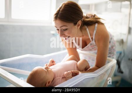 Portrait de belle jeune fille heureuse avec bébé Banque D'Images