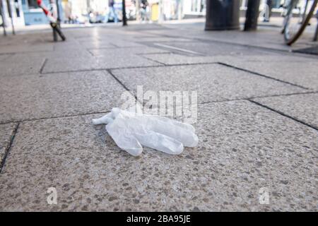 Rues vides et enseignes de magasins montrant la fermeture en raison du verrouillage du coronavirus à Brighton Banque D'Images