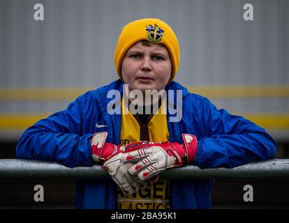 Un fan de Sutton United avant le jeu Banque D'Images