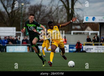 Sutton United David Ajiboye (à droite) et Hartlepool Mark Kitching bataille pour le ballon Banque D'Images