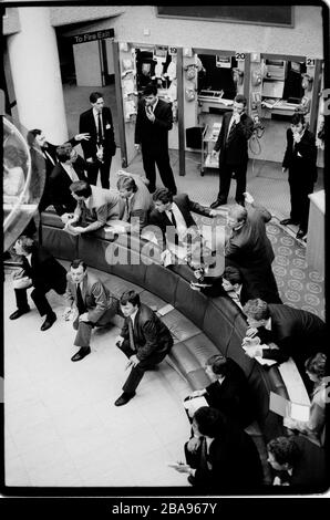 City of London Metal Exchange Trading Floor 1988 photographié avec permission en 1988, le London Metal Exchange (LME) est l'échange à terme avec le plus grand marché mondial d'options et de contrats à terme sur les métaux de base et autres. Comme le LME offre des contrats avec des dates d'expiration quotidiennes allant jusqu'à trois mois à compter de la date du commerce, des contrats hebdomadaires à six mois et des contrats mensuels allant jusqu'à 123 mois, des contrats à terme, des garçons de grande envergure, il permet également de faire des transactions en espèces. Il offre des services de couverture, des prix de référence mondiaux et la possibilité de livraison physique pour régler les contrats. Banque D'Images