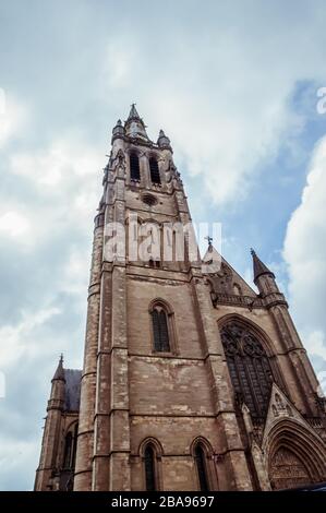 Église Saint-Martin à Arlon, Province de Luxembourg, Belgique. Vue sur l'extérieur, style néo-gothique, le patrimoine majeur de la Wallonie Banque D'Images