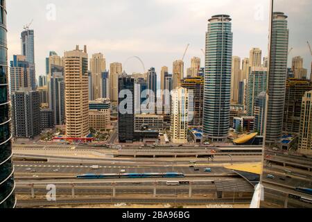 Dubaï / Emirats Arabes Unis - 26 mars 2020: Belle vue sur Marina et les gratte-ciel JBR avec Sheikh Zayed Road de JLT, métro sur la ligne de métro. Vue aérienne. Banque D'Images