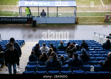 Les fans du FC Halifax Town prennent leurs sièges avant le match de la première Ligue de la conférence de Vanarama au Shay Banque D'Images