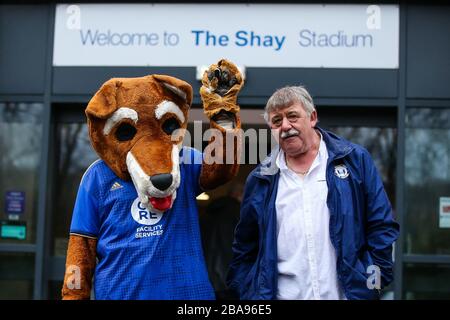 La mascotte du FC Halifax Town et un fan avant le match de la première Ligue de la conférence de Vanarama au Shay Banque D'Images