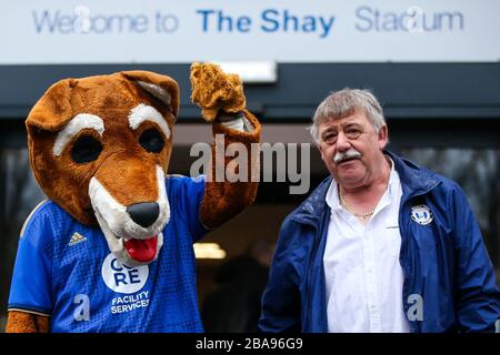 La mascotte du FC Halifax Town et un fan avant le match de la première Ligue de la conférence de Vanarama au Shay Banque D'Images