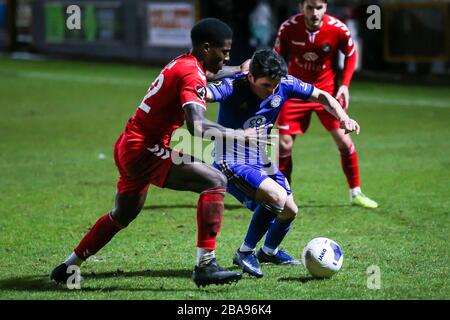 Jack Redshaw et Marvel Ekpiteta, du FC Halifax Town, lors du match de la première Ligue de la conférence de Vanarama au Shay Banque D'Images