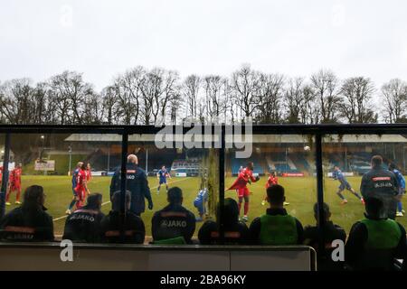 Le Manager d'Ebbsfleet Kevin Watson et le personnel de jeu regardent le match pendant le match de la Ligue Premier de la conférence de Vanarama au Shay Banque D'Images