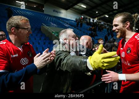 Un fan d'Ebbsfleet portant un masque de protection célèbre la victoire contre le FC Halifax Town lors du match de la première Ligue de la conférence de Vanarama au Shay Banque D'Images